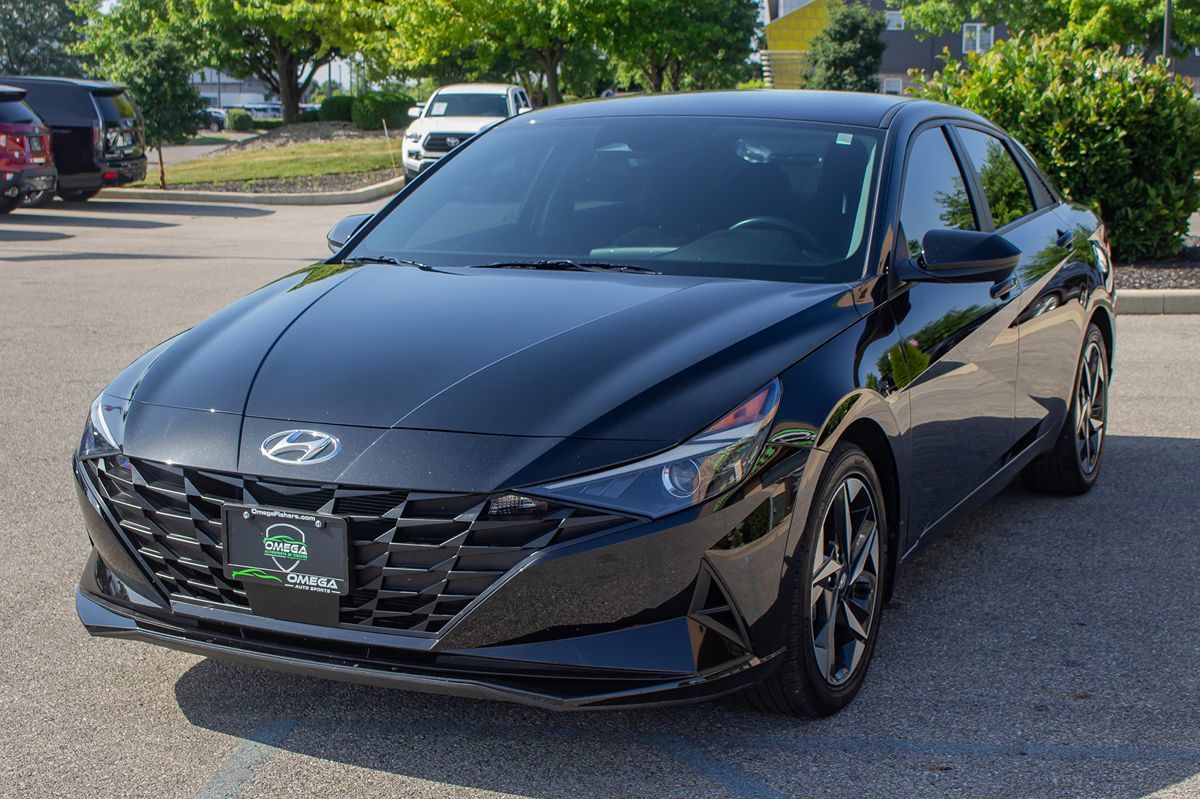 2023 Hyundai Elantra SEL photo 3