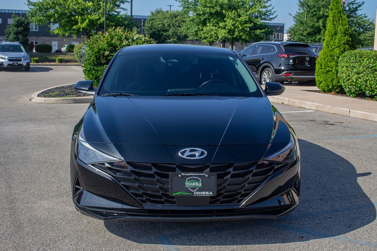 2023 Hyundai Elantra SEL photo 2