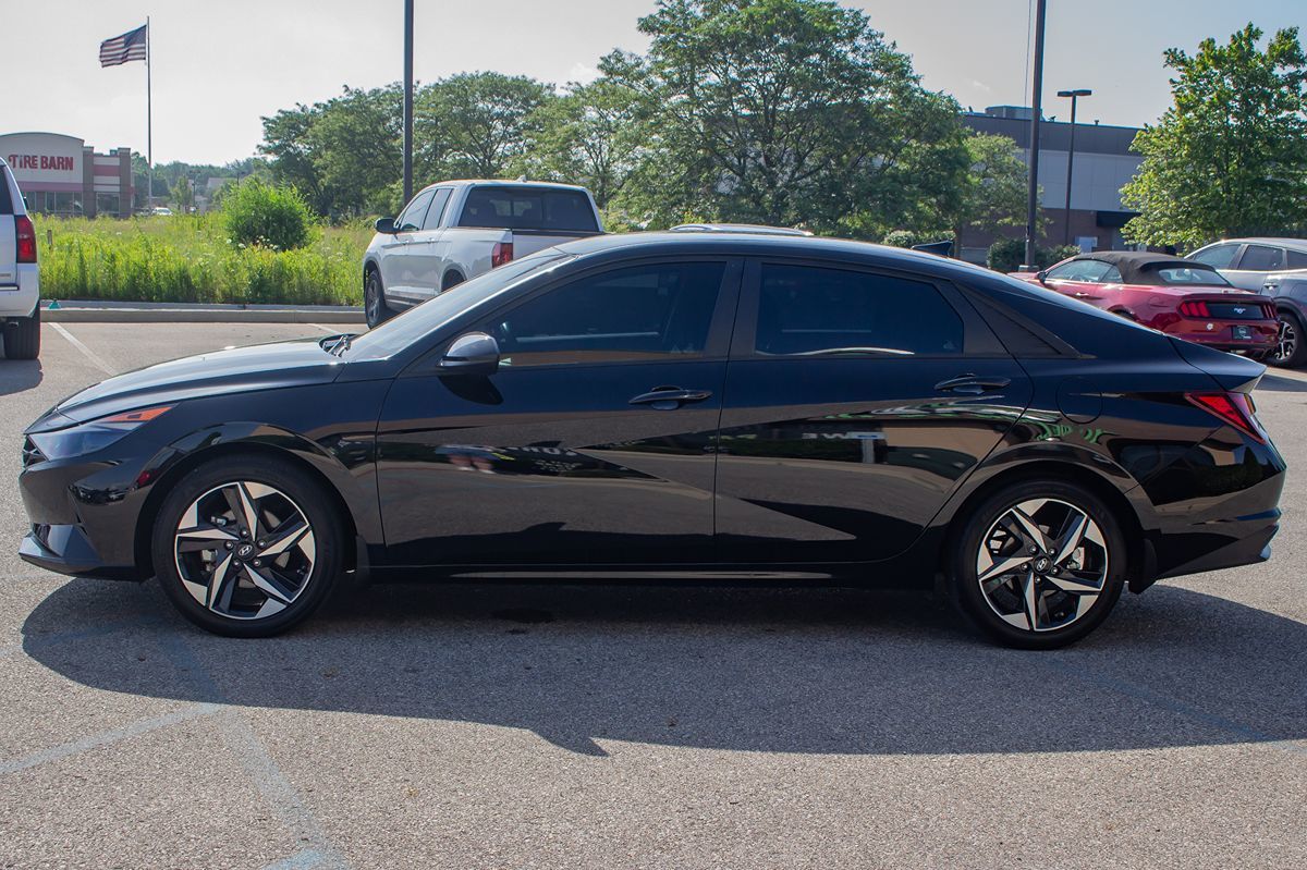 2023 Hyundai Elantra SEL photo 5