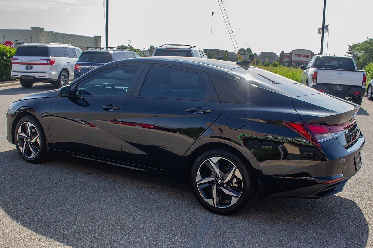 2023 Hyundai Elantra SEL photo 6