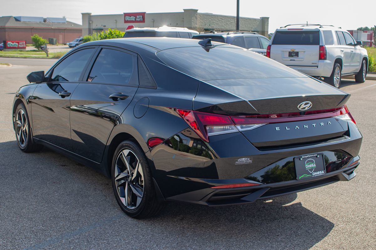 2023 Hyundai Elantra SEL photo 7