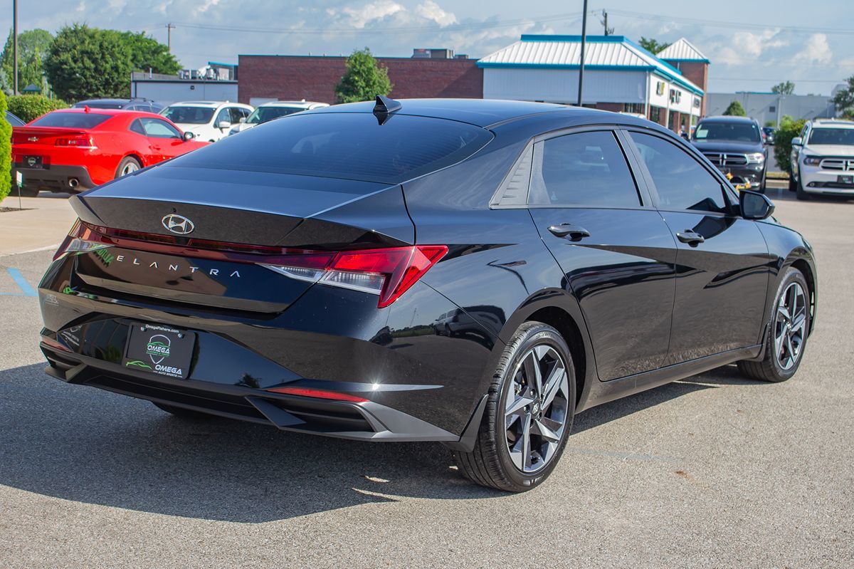 2023 Hyundai Elantra SEL photo 9