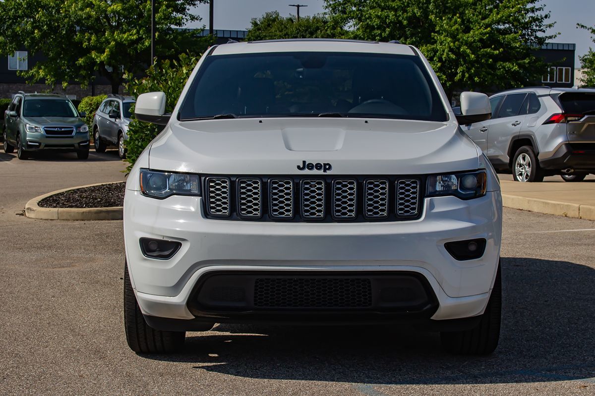 2017 Jeep Grand Cherokee Altitude photo 2