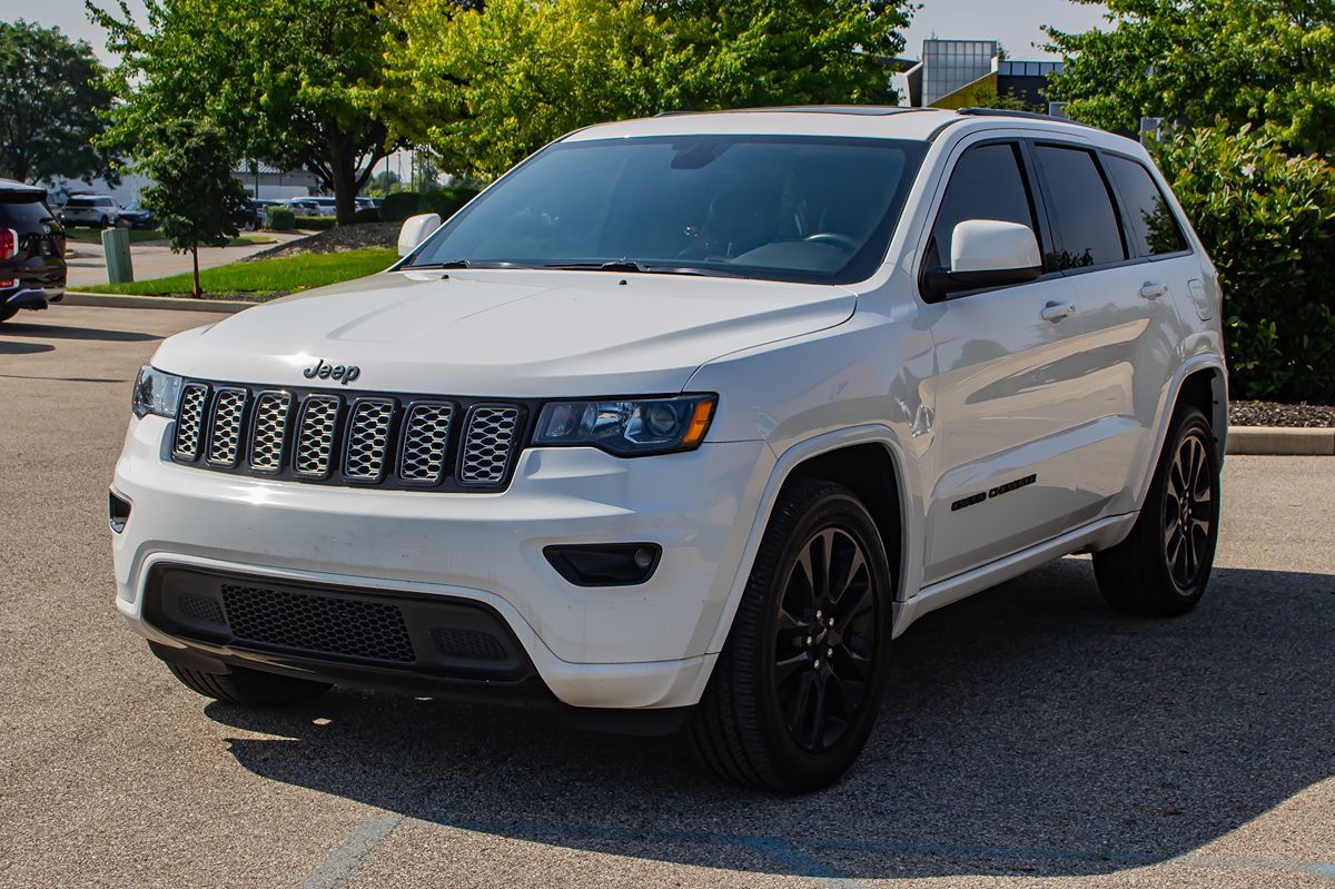 2017 Jeep Grand Cherokee Altitude photo 3