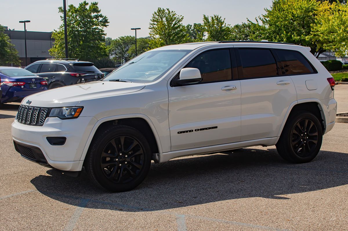2017 Jeep Grand Cherokee Altitude photo 4