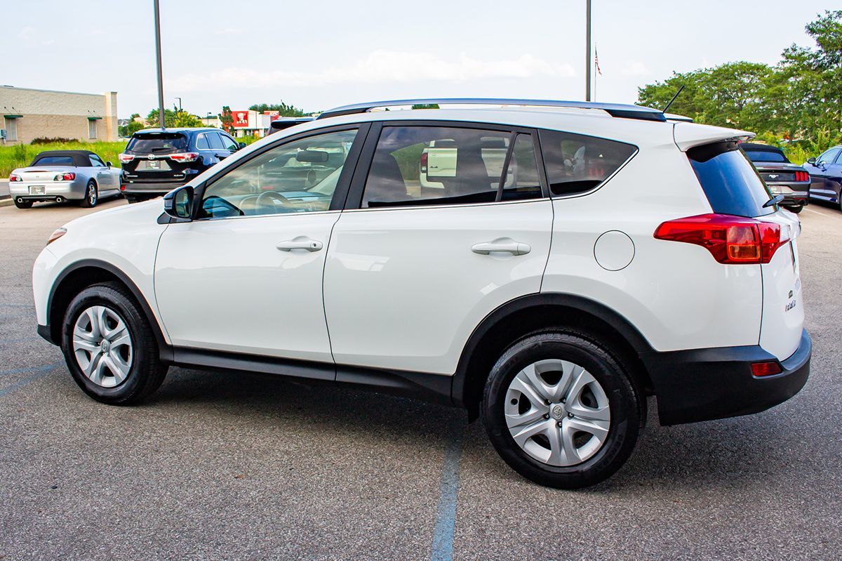 2014 Toyota RAV4 LE photo 2