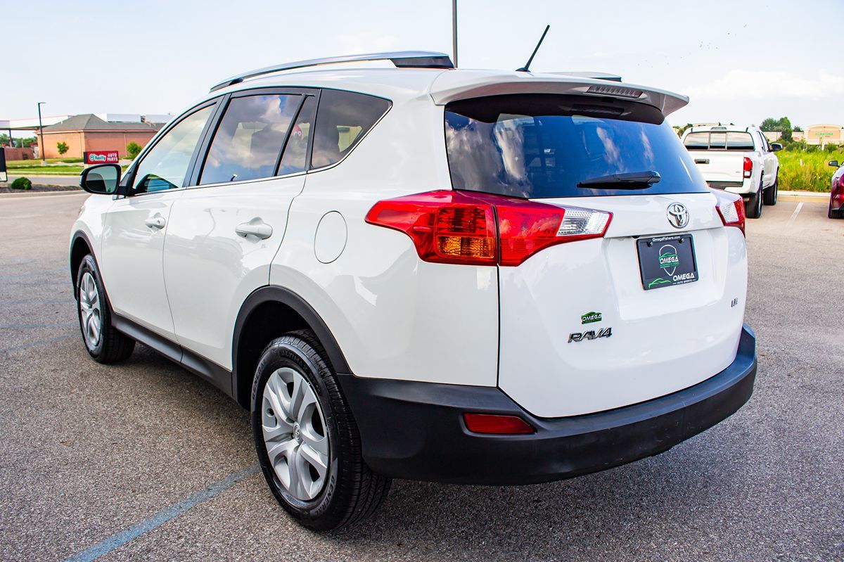2014 Toyota RAV4 LE photo 3