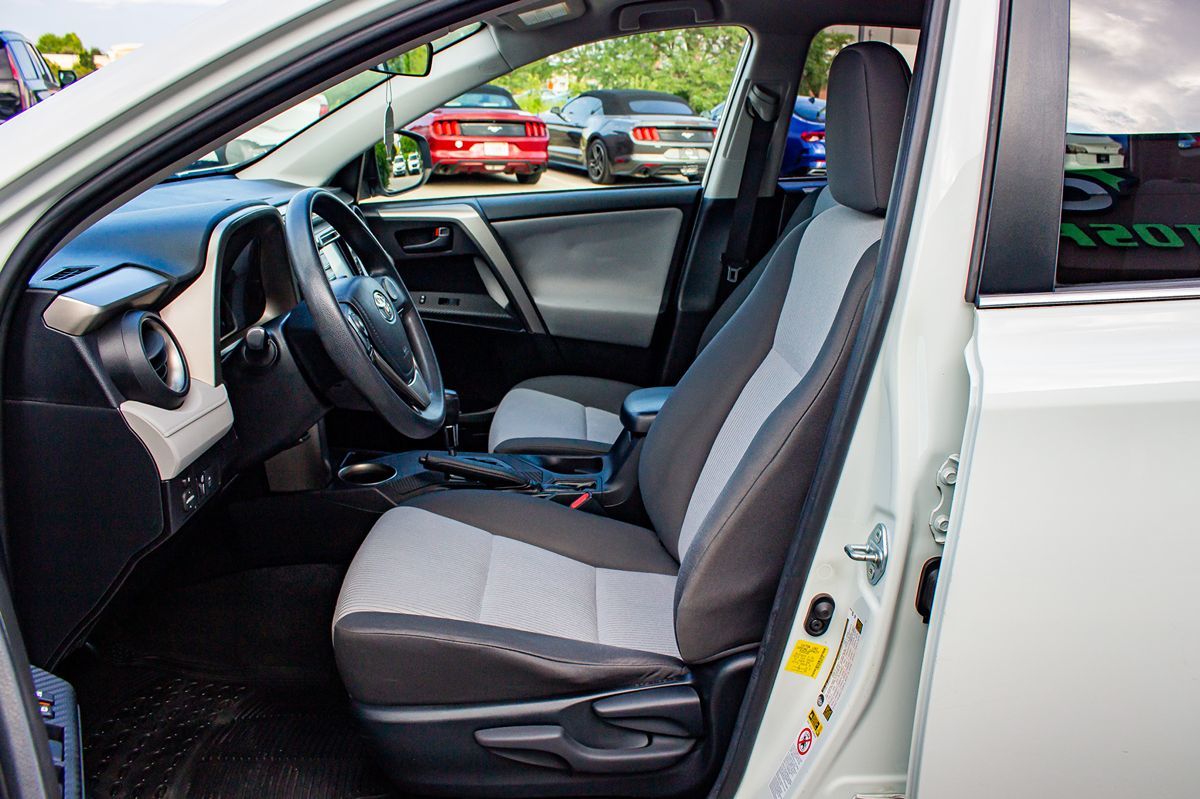 2014 Toyota RAV4 LE photo 9