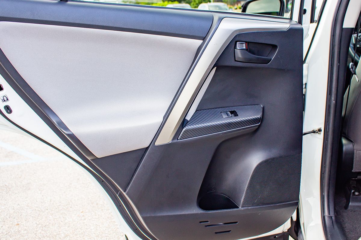 2014 Toyota RAV4 LE photo 12