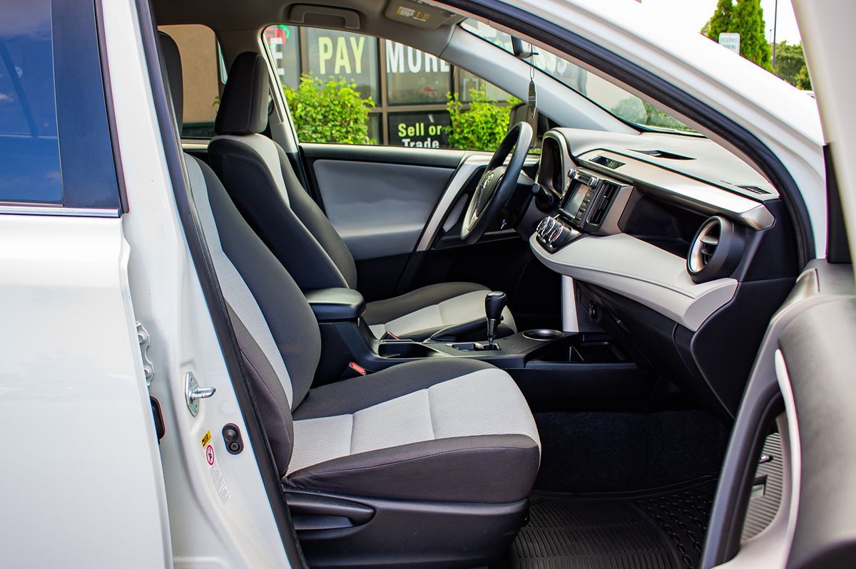 2014 Toyota RAV4 LE photo 17