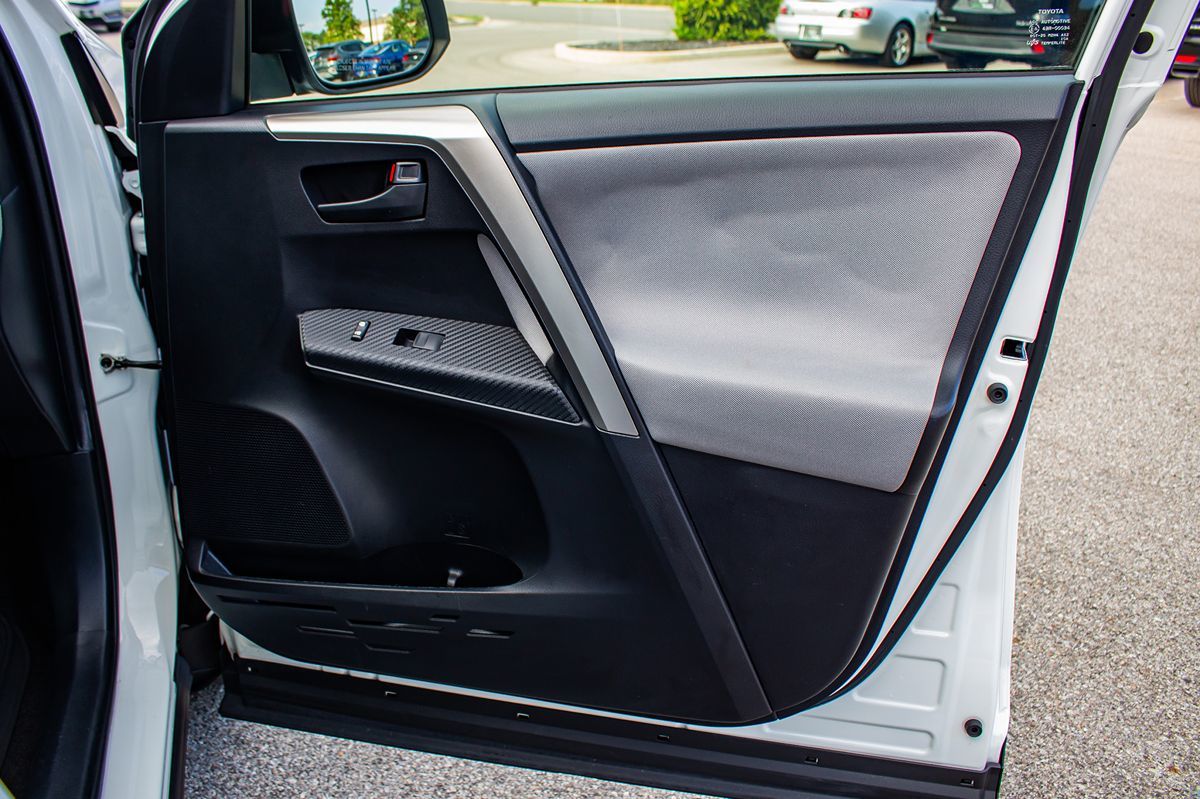 2014 Toyota RAV4 LE photo 18
