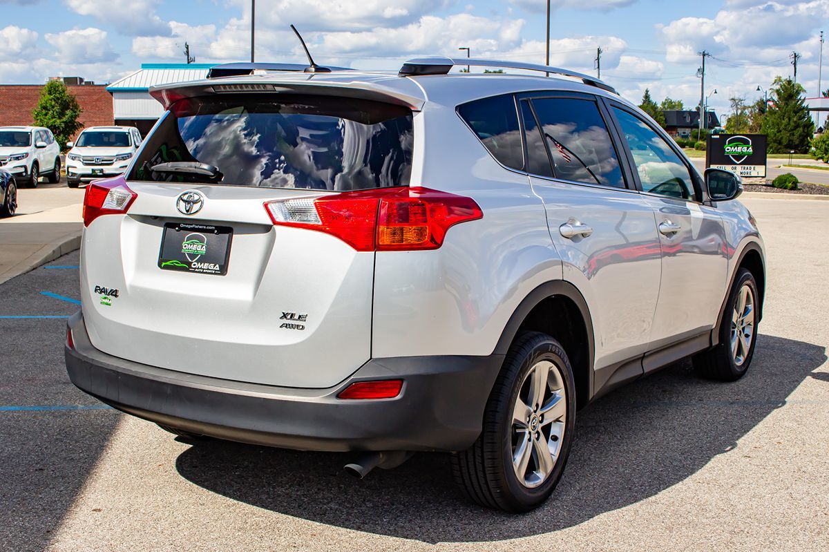 2015 Toyota RAV4 XLE photo 9