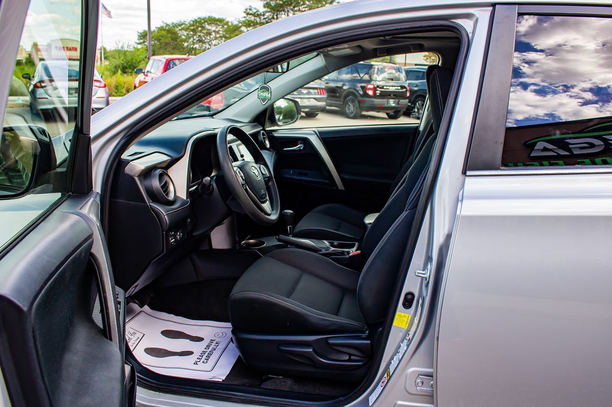 2015 Toyota RAV4 XLE photo 13
