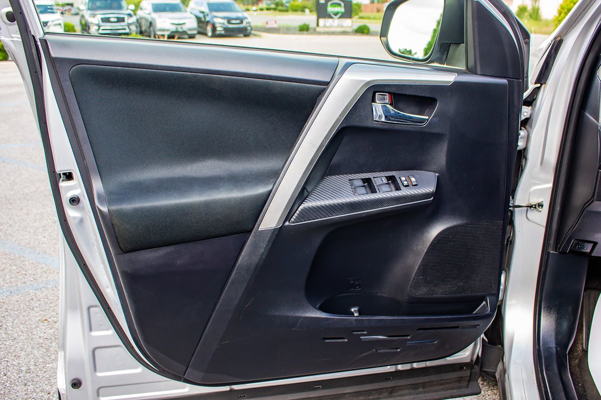 2015 Toyota RAV4 XLE photo 14