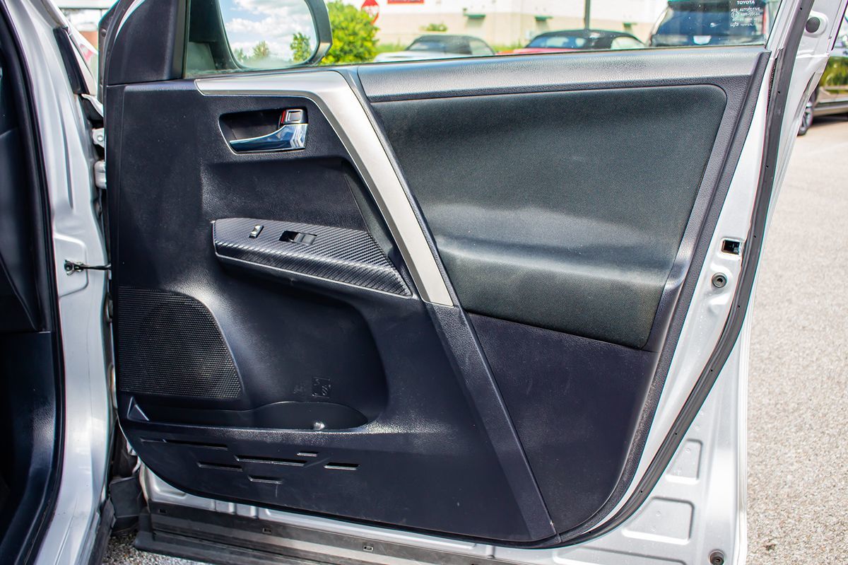 2015 Toyota RAV4 XLE photo 20