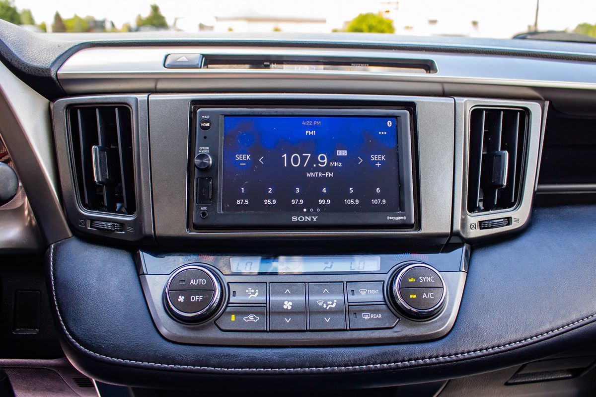 2015 Toyota RAV4 XLE photo 23