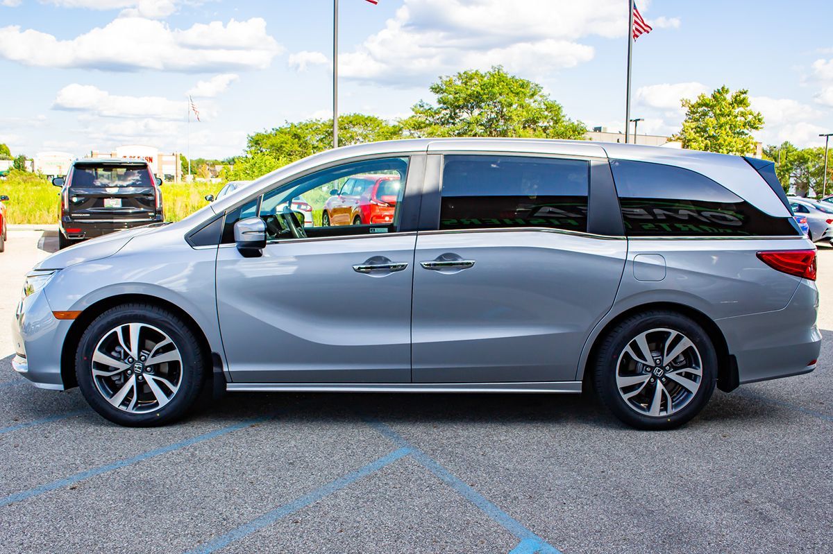 2022 Honda Odyssey Touring photo 3