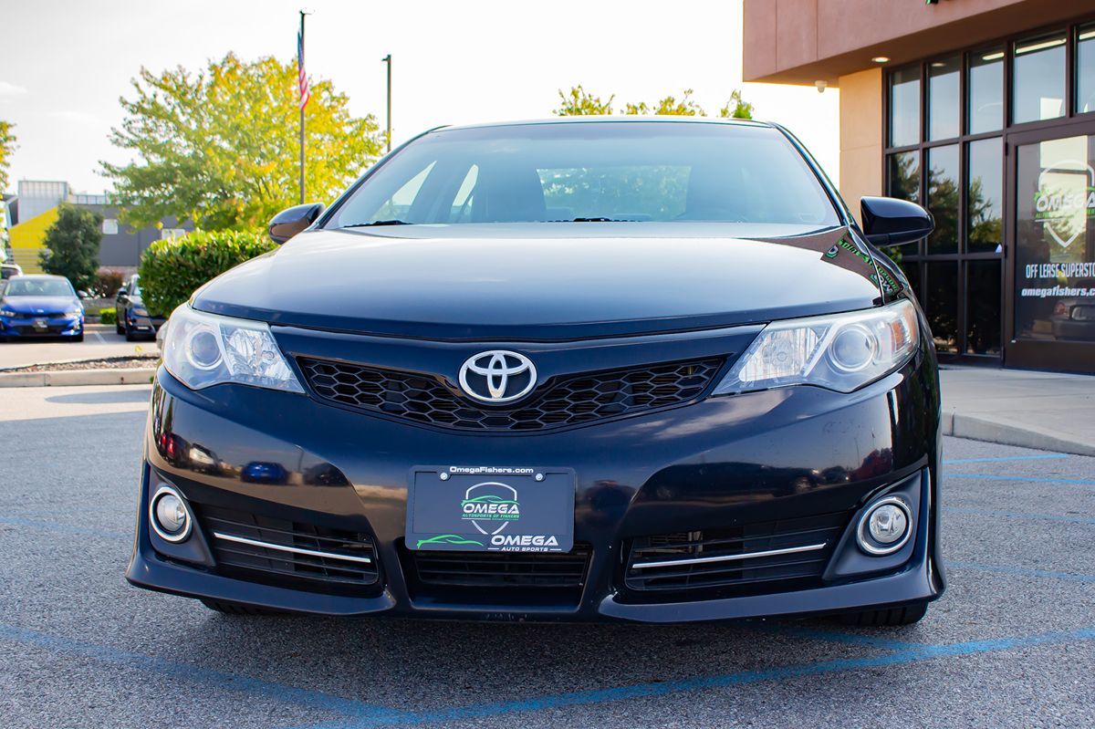 2014 Toyota Camry SE photo 2