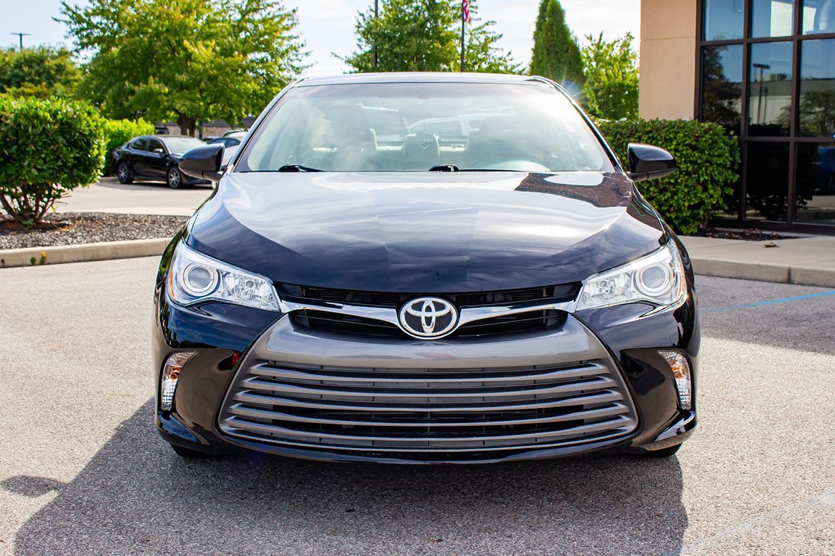 2016 Toyota Camry LE photo 2