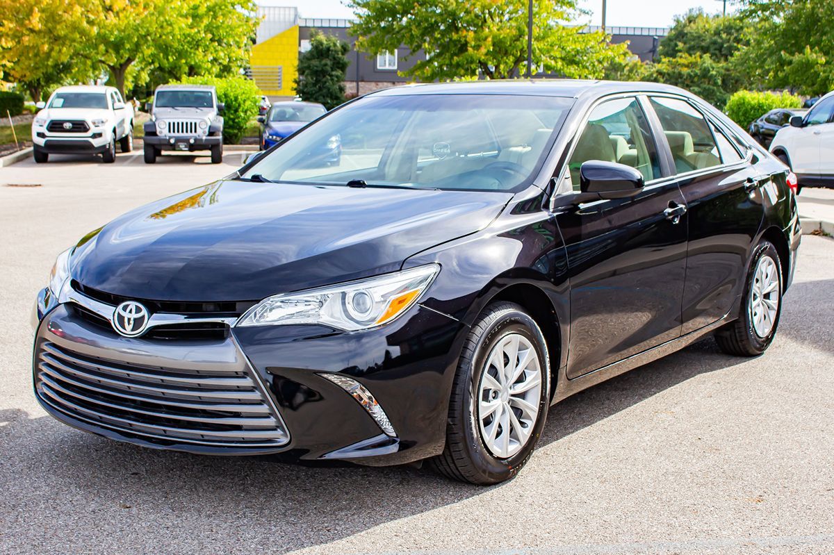 2016 Toyota Camry LE photo 3