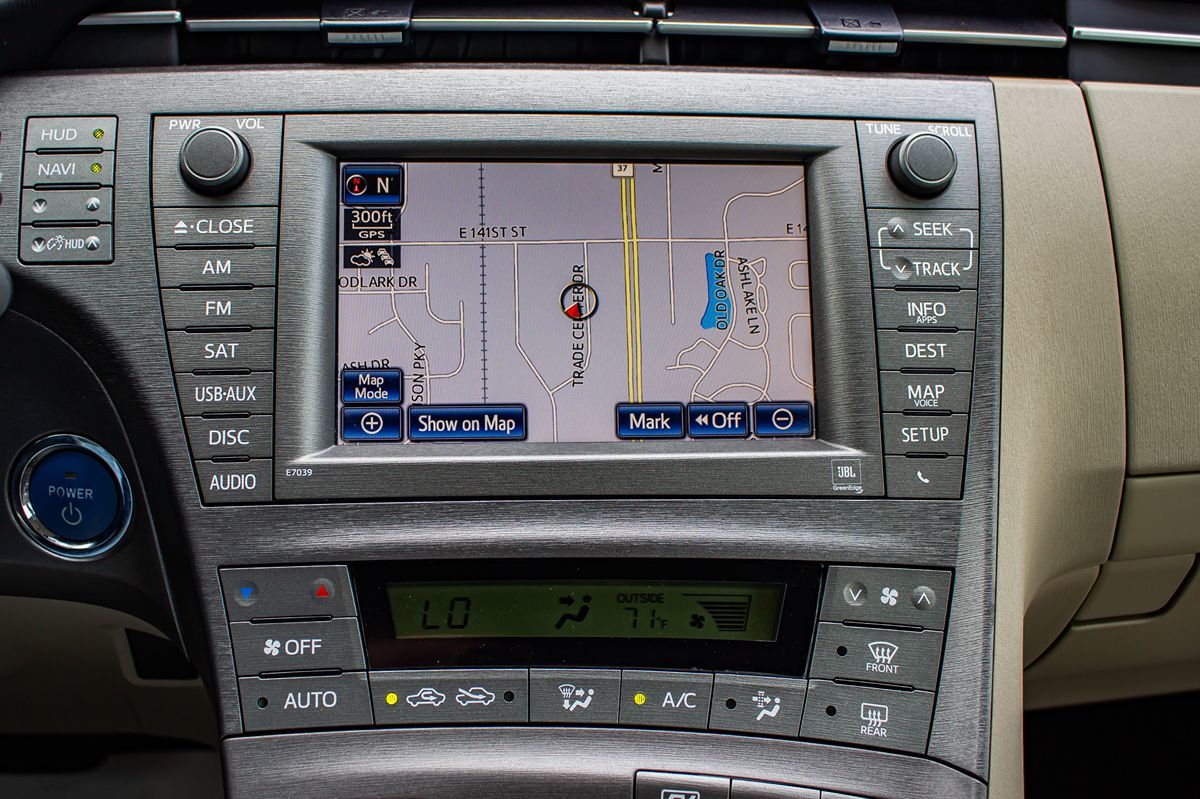2014 Toyota Prius Four photo 28
