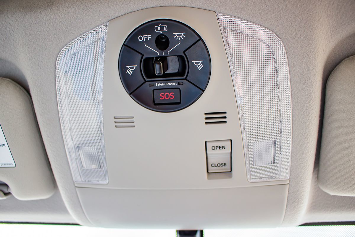 2014 Toyota Prius Four photo 31