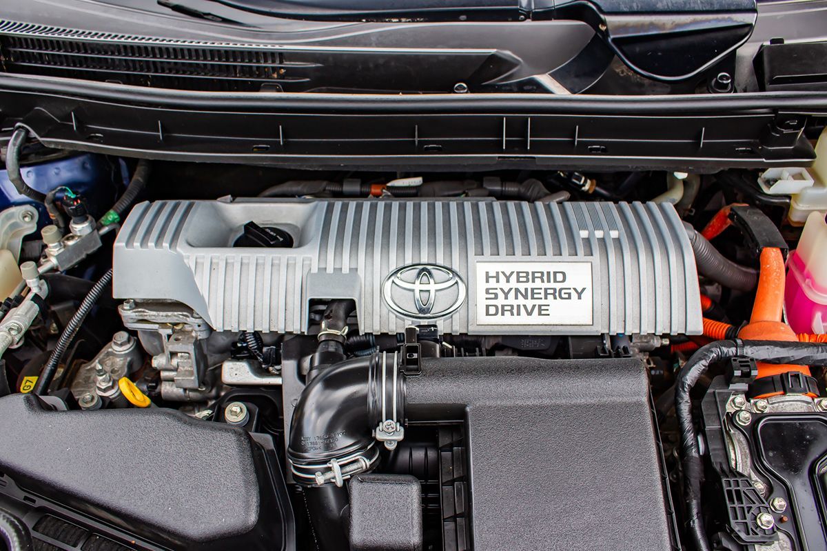 2014 Toyota Prius Four photo 32