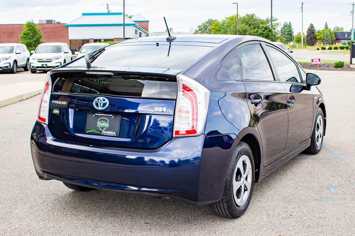 2014 Toyota Prius Four photo 9
