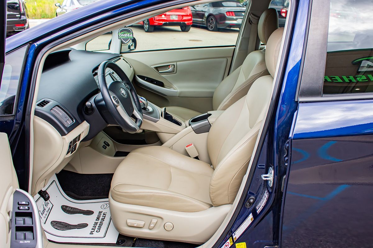 2014 Toyota Prius Four photo 13
