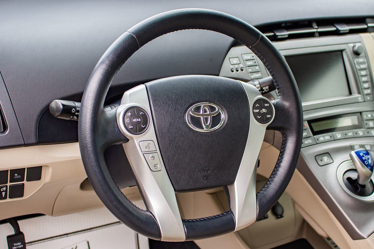 2014 Toyota Prius Four photo 25