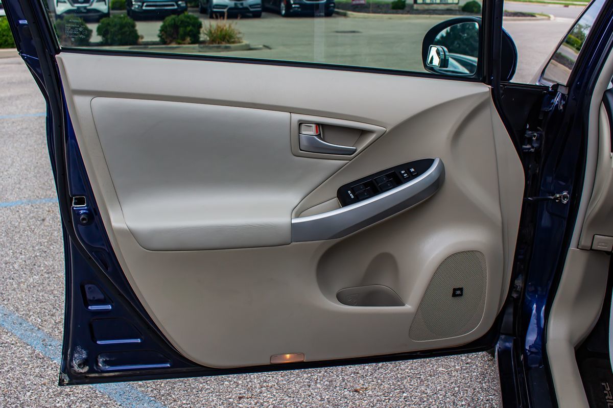 2014 Toyota Prius Four photo 14
