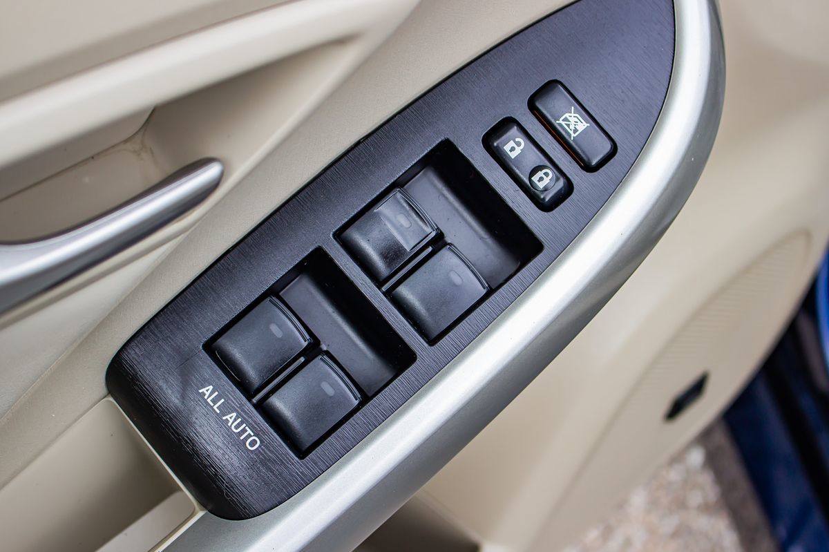 2014 Toyota Prius Four photo 15