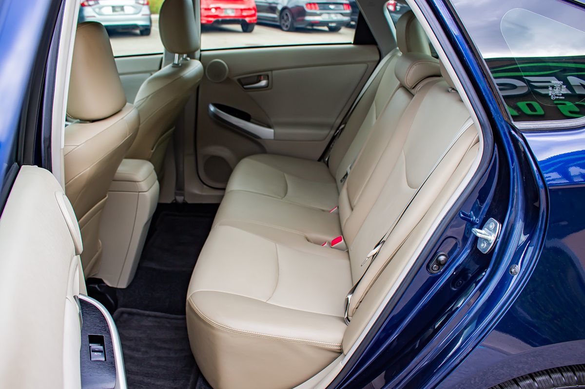 2014 Toyota Prius Four photo 16