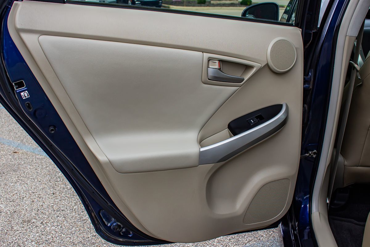 2014 Toyota Prius Four photo 17