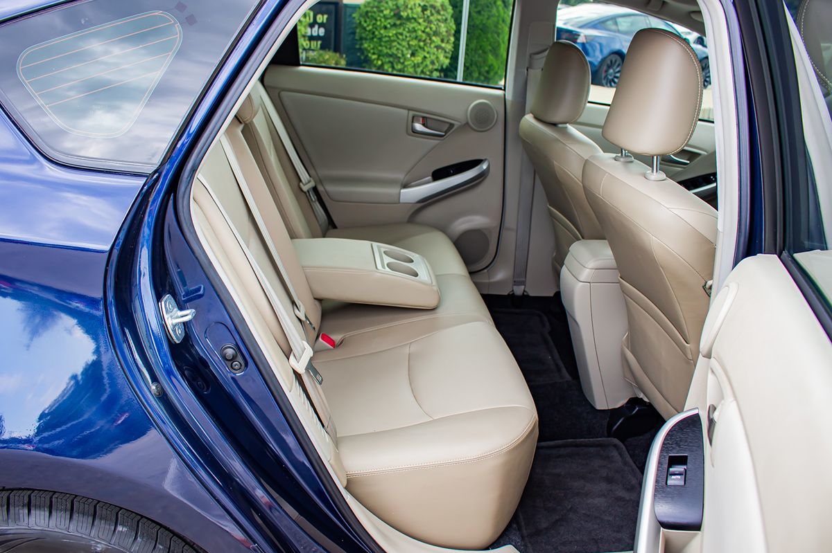 2014 Toyota Prius Four photo 19