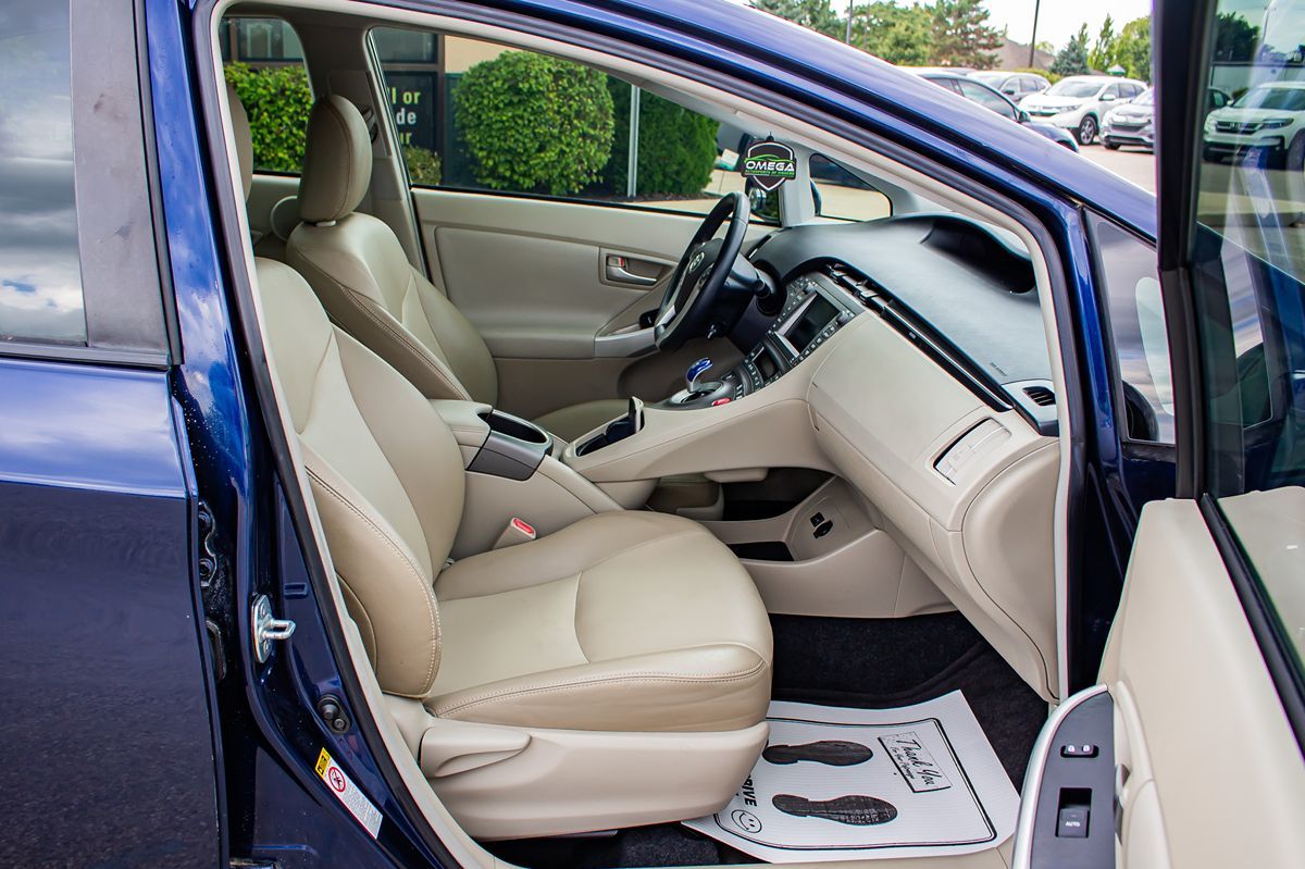 2014 Toyota Prius Four photo 21