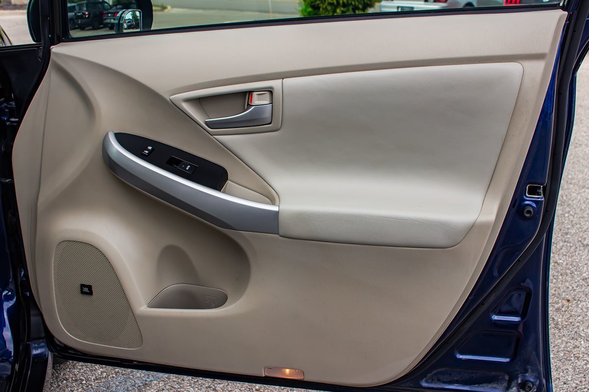 2014 Toyota Prius Four photo 22