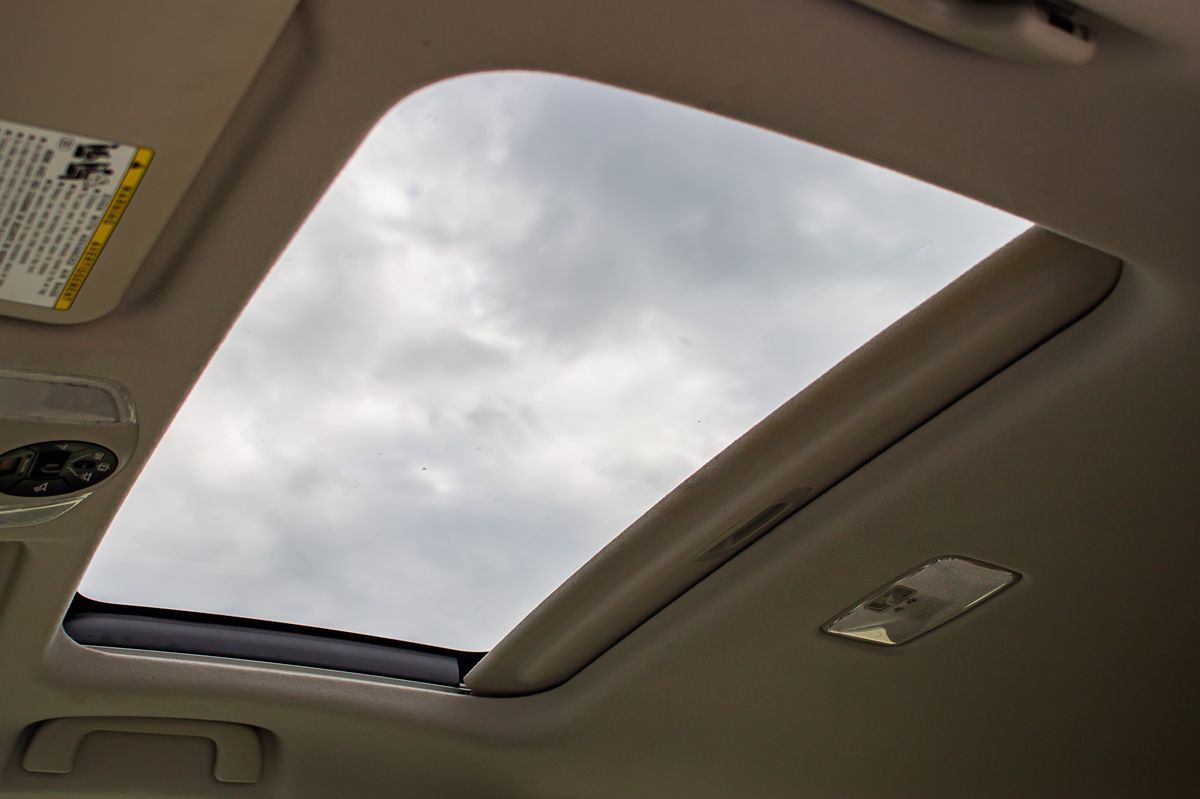 2014 Toyota Prius Four photo 23