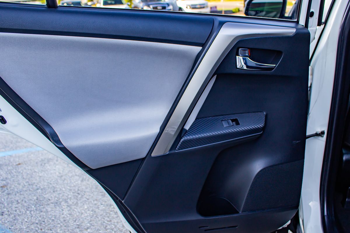 2015 Toyota RAV4 XLE photo 12
