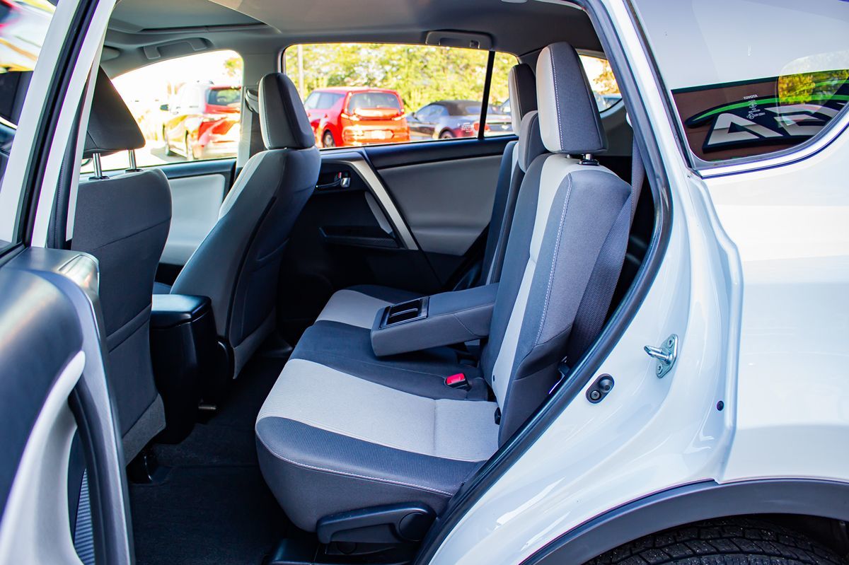2015 Toyota RAV4 XLE photo 11