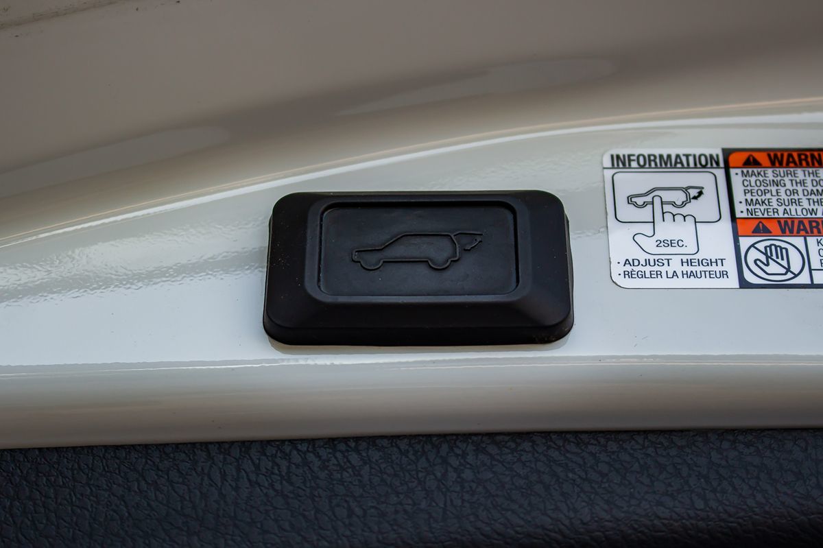 2015 Toyota RAV4 XLE photo 27