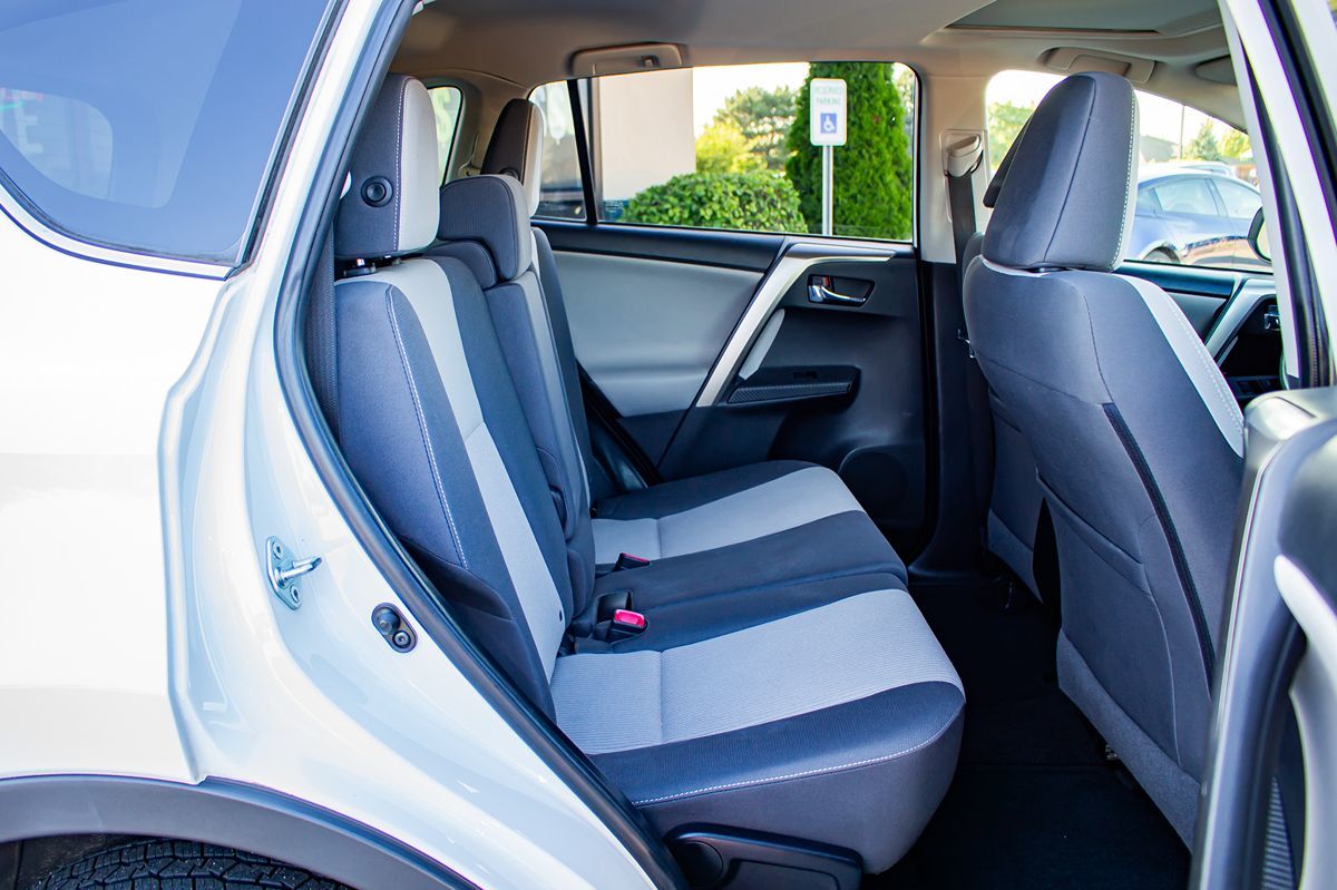 2015 Toyota RAV4 XLE photo 14