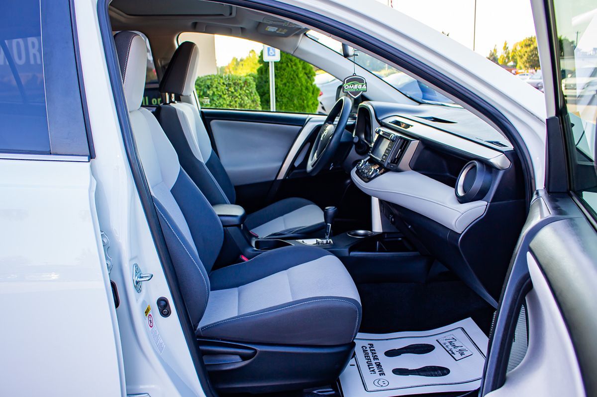 2015 Toyota RAV4 XLE photo 16