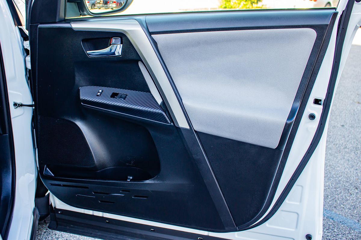 2015 Toyota RAV4 XLE photo 17