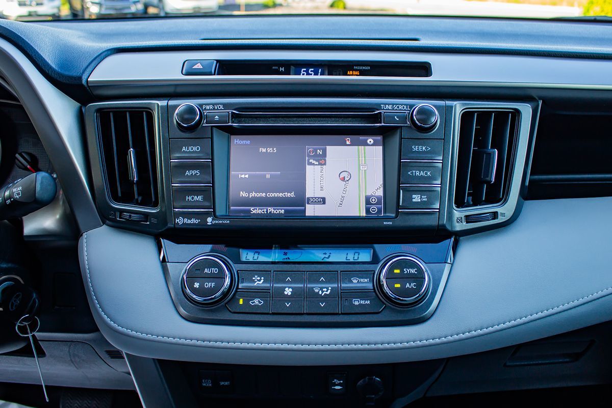 2015 Toyota RAV4 XLE photo 23
