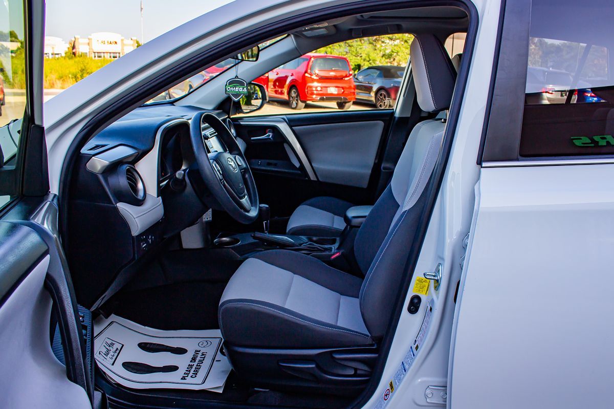 2015 Toyota RAV4 XLE photo 8
