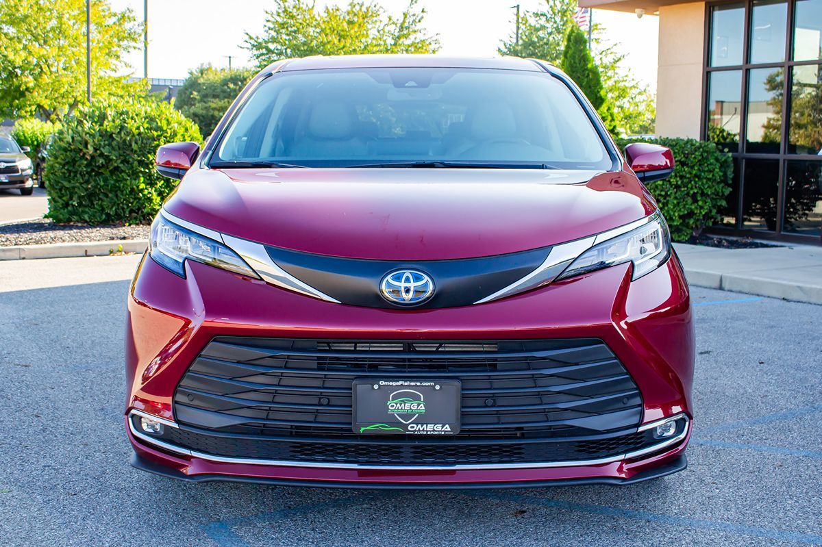2021 Toyota Sienna XLE photo 2