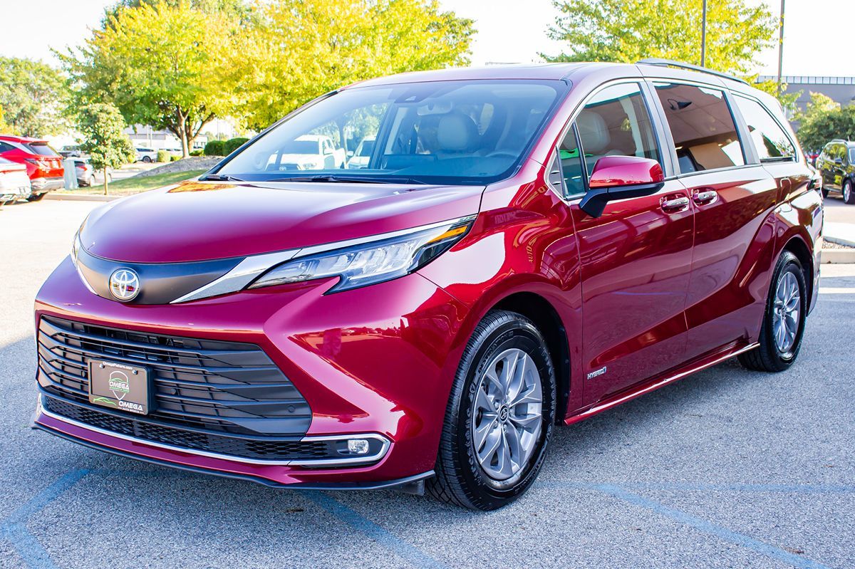 2021 Toyota Sienna XLE photo 3