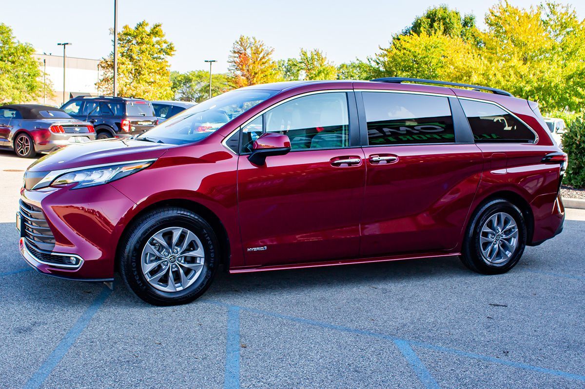 2021 Toyota Sienna XLE photo 4