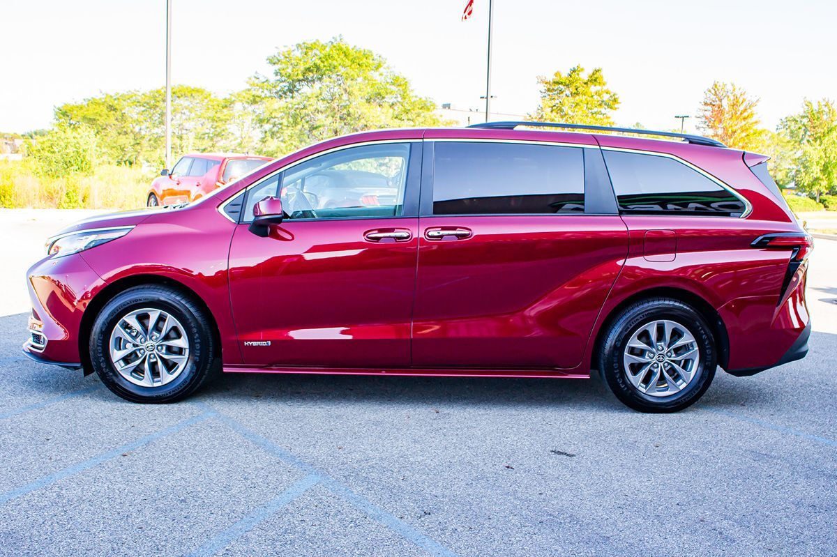 2021 Toyota Sienna XLE photo 5